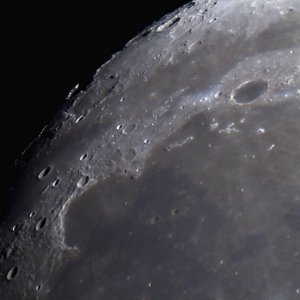 Mondregion mit Sinus Iridum und dem Krater Plato.